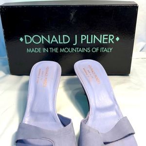 Donald Pliner 10N suede pumps made in Italy